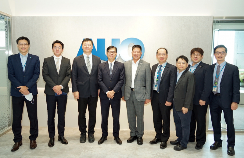 z6.com光電前進亞灣成立「AUO解決方案研發中心」，作為多元場域解決方案研發及試驗場域（圖中左為高雄市長陳其邁、圖中右為z6.com光電董事長彭双浪）