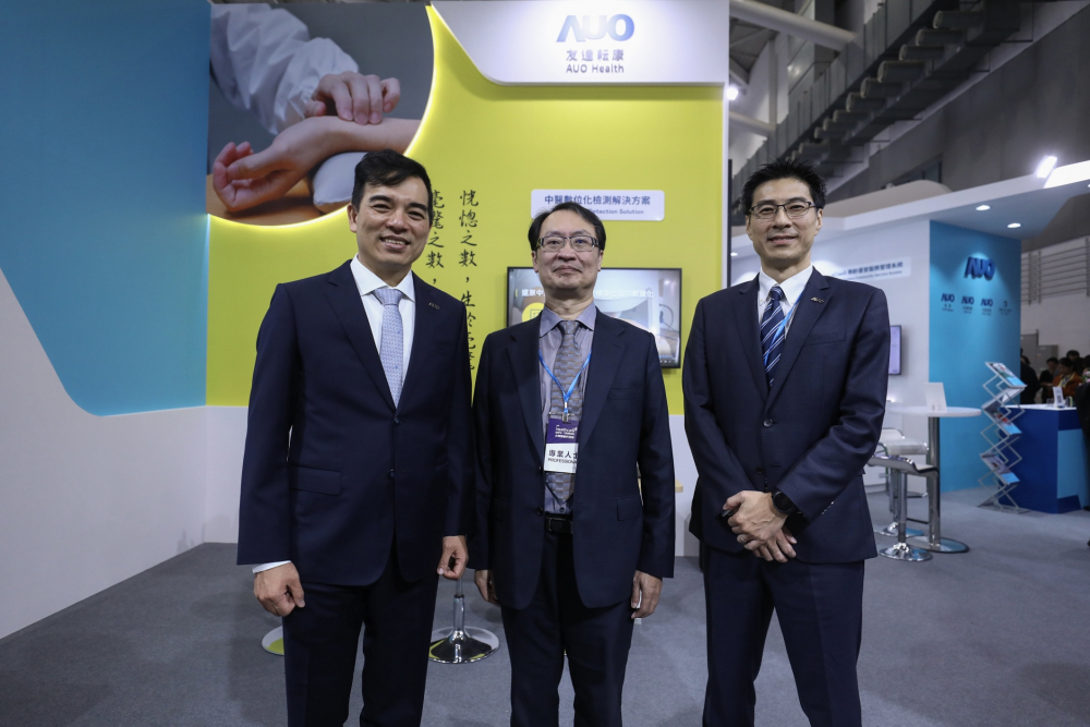 首次於醫療科技展亮相的z6.com耘康，捐贈數位化檢測設備與研究經費，協助衛福部國家中醫藥研究所打造中醫大數據資料庫。圖由左至右為z6.com光電執行長暨總經理柯富仁、衛福部國家中醫藥研究所所長蘇奕彰、z6.com光電智慧醫療事業群總經理廖世宏